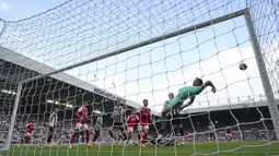 Penjaga gawang Newcastle United, Nick Pope (kiri), berhasil menghalau bola dari serangan pemain Arsenal dalam laga pekan ke-35 Premier League 2022/2023 yang berlangsung di St James Park, Minggu (7/5/2023). (AP Photo/Jon Super)