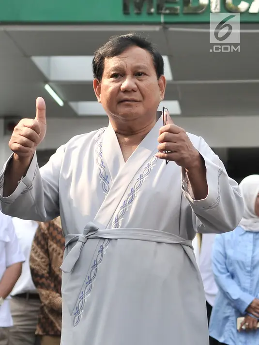 Prabowo Subianto menyapa awak media saat akan menjalani pemeriksaan awal tes kesehatan di RSPAD Gatot Soebroto, Jakarta, Senin (13/8). KPU menyelenggarakan tes kesehatan bagi para kandidat capres dan cawapres Pilpres 2019. (Merdeka.com/Iqbal S. Nugroho)