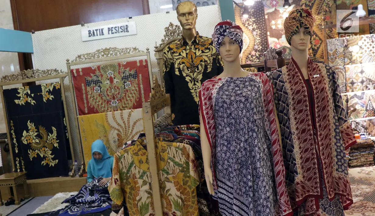 Peserta pameran merapikan kain saat Gelar Kain Unggulan Nusantara di Jakarta Convention Center, Jumat (27/9/2019). Ratusan model kain dipamerkan dalam Gelar Kain Unggulan Nusantara yang berlangsung hingga Minggu, 29 September mendatang. (Liputan6.com/Helmi Fithriansyah)