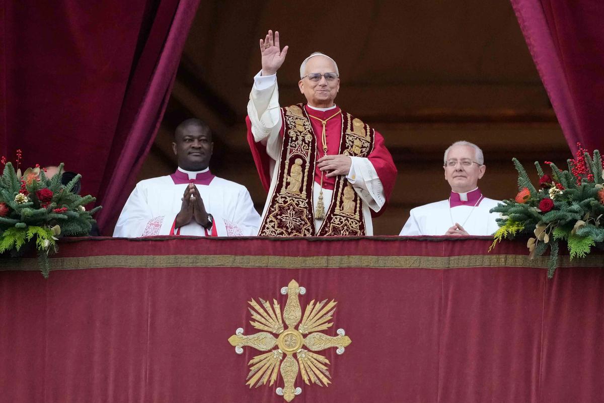 FOTO: Paus Leo XIV Sampaikan Pesan Damai Natal dan Serukan Perdamaian Dunia dari Vatikan
