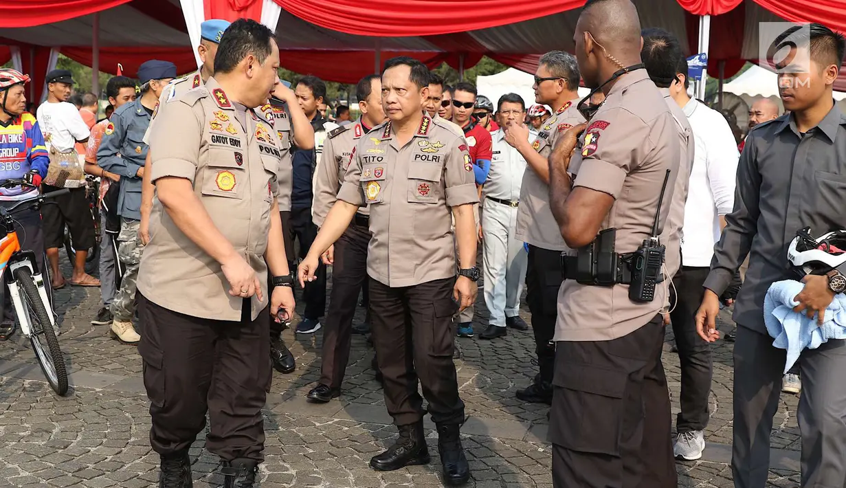 Kapolri Jenderal Tito Karnavian menghadiri kegiatan Sepeda Nusantara 2018 di kawasan Monas, Jakarta, Kamis (9/8). Kegiatan yang dihelat dalam rangka menyambut Asian Games 2018 ini juga untuk mendukung Jakarta Langit Biru. (Liputan6.com/Immanuel Antonius)