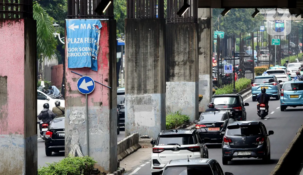 Gubernur Pramono Anung menyampaikan bahwa Pemerintah Provinsi (Pemprov) Daerah Khusus Jakarta akan menyelesaikan dan merapikan keberadaan tiang-tiang monorel yang mangkrak, mulai dari Jalan HR Rasuna Said di Jakarta Selatan hingga Jalan Asia Afrika di Jakarta Pusat. (Liputan6.com/Herman Zakharia)