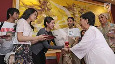 Penyanyi Titiek Puspa menerima hadiah dari sejumlah penyanyi saat merayakan ulang tahun ke 80 di kawasan Gunawarman, Jakarta, Rabu (1/11). Saat Ultahnya Titiek Puspa mendapat penghargaan telah berkarya selama 63 tahun. (Liputan6.com/Herman Zakharia)