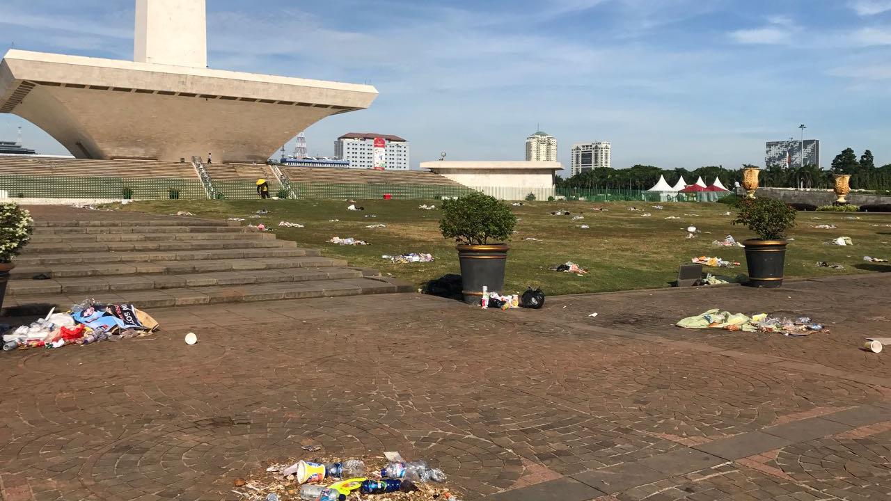 Sampah Masih Berserakan di kawasan Monas selepas perayaan malam pergantian tahun 2018 (Liputan6.com/Yunizafira Putri)