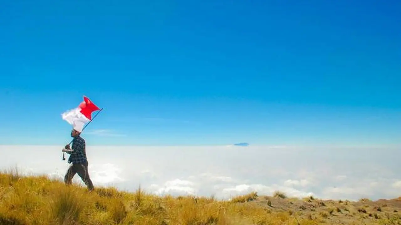 8 Alasan Kenapa Kamu Harus Mendaki Merbabu Sekali Seumur Hidup