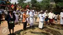 Sejumlah umat hindu mengikuti upacara Melasti di Pantai Ngobaran ,Gunung Kidul,Yogyakarta, Yogyakarta, (22/2).Melasti merupakan upacara mensucikan diri menyambut perayaan tahun baru Nyepi.(Boy Harjanto)