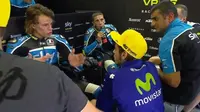 Nicolo Bulega (kiri) sedang berdiskusi dengan sang mentor, Valentino Rossi. (Twitter/crash_motogp)