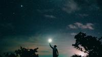 Ilustrasi malam hari. (Photo by Chinh Le Duc on Unsplash)