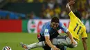 Pemain belakang Uruguay, Diego Lugano (kiri) terjatuh akibat diganjal gelandang Kolombia, Juan Cuadrado, saat berlaga di 16 besar Piala Dunia 2014 di Stadion Maracana, Rio de Janeiro, (29/6/2014). (REUTERS/Kai Pfaffenbach) 