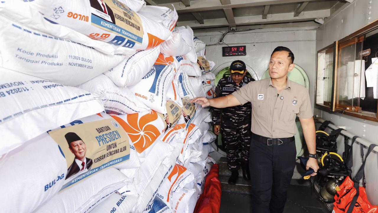 Lepas Kapal Penyalur Bantuan di Pelabuhan Belawan, Menko AHY Pastikan Bantuan Logistik Jangkau Wilayah Terisolir