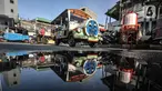 Odong-odong melintas di Jalan Inspeksi Ciliwung, Jatinegara, Jakarta Timur, Senin (27/9/2021). Odong-odong kini menjadi moda transportasi baru untuk mengantarkan warga dalam beraktivitas juga wahana hiburan bagi anak-anak di Kampung Pulo. (merdeka.com/Iqbal S. Nugroho)