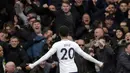 Dele Alli membuat suporter Chelsea terdiam dengan dua golnya pada lanjutan Premier League di di Stamford Bridge, London, (1/4/2018). Tottenham menang 3-1.  (AP/Alastair Grant)