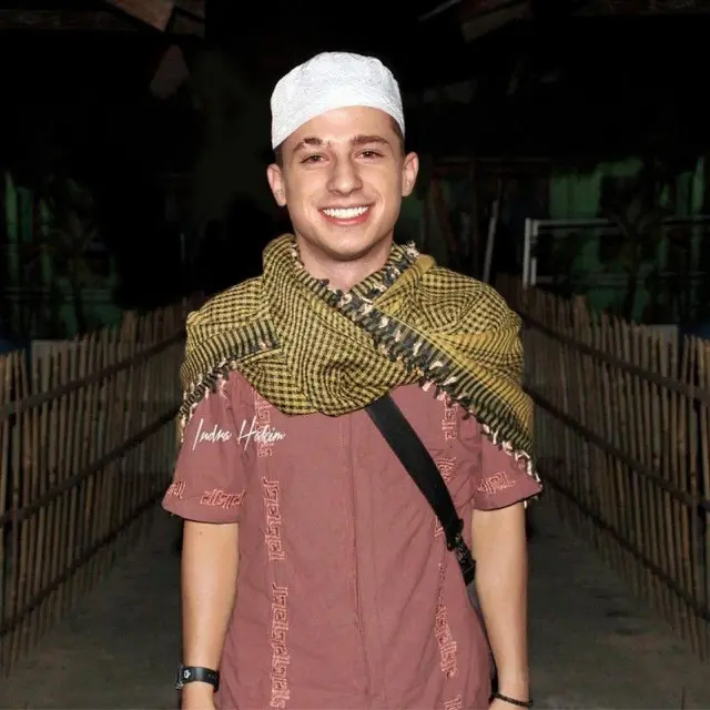 6 Editan Foto Artis Hollywood saat Pakai Peci dan Sarung Ini Jadi Sorotan
