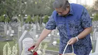 Susilo Bambang Yudhoyono menabur dua bunga kesukaan Ani Yudhoyono, mawar merah dan melati (dok. Instagram @kibcentre/https://www.instagram.com/p/By2rwK3hRTb/Fairuz Fildzah)