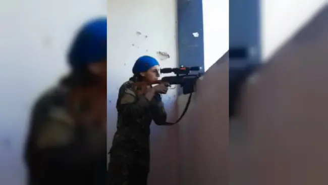 Perempuan Kurdi yang juga seorang penembak jitu viral di sosial media karena tertawa saat sebuah peluru nyaris menembus kepalanya (Twitter/@Sergermed_)