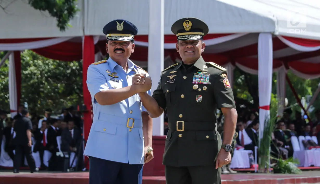 Jenderal TNI Gatot Nurmantyo dan Marsekal TNI Hadi Tjahjanto melakukan salam komando usai upacara serah terima jabatan Panglima TNI di Mabes TNI Cilangkap, Sabtu (9/12). Hadi Tjahjanto resmi menggantikan Gatot Nurmantyo. (Liputan6.com/Faizal Fanani)