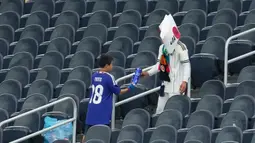 Kebiasaan mulia ini kembali menyedot perhatian internasional di Piala Dunia 2026, seperti yang terlihat jelas setelah laga Jepang vs Belanda di Dallas Stadium, Texas. (AP Photo/Jessica Tobias)