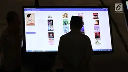 Pengunjung melihat buku di Perpustakaan Nasional, Jakarta, Kamis (14/9). Perpusnas memiliki ruang pameran, teater, aula 1.000 kursi, ruang telekonferensi, dan ruang diskusi yang dapat digunakan oleh komunitas literasi. (Liputan6.com/Angga Yuniar)