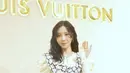 Taeyeon kenakan tutfit minimalis terlihat feminin berkat mini dress U-Neck bermotif bunga bernuansa hitam putih. [Foto: ISTIMEWA]