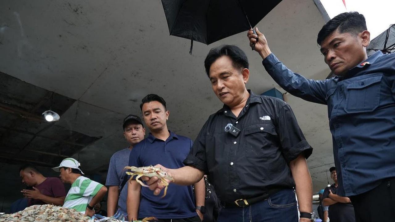 Gaya Keren Menko HAM Jalan-Jalan ke Pasar Ikan