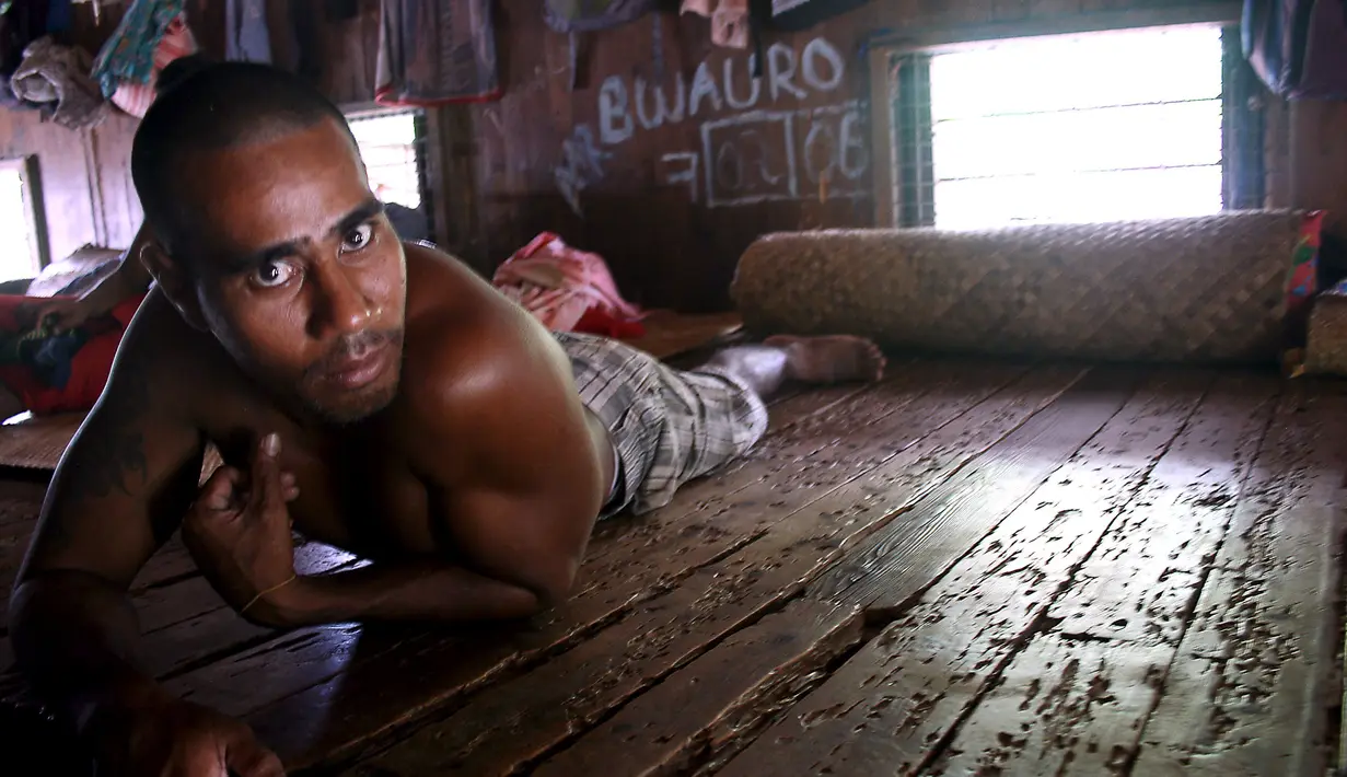 Narapidana beristirahat di kamar tahanan Penjara Pulau Kiritimati, Kepulauan Pasifik (5/4). Sekitar 50 tahanan berada di penjara Kiritimati yang menjadi salah satu tempat tahanan terpencil di dunia. (REUTERS / Lincoln Feast)