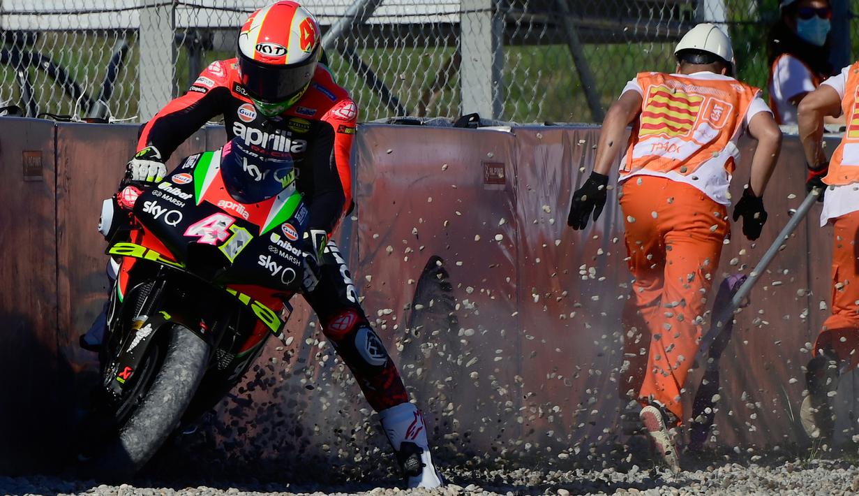 Pembalap Aprilia Racing, Aleix Espargaro, keluar jalur balap saat mengikuti latihan bebas MotoGP Catalunya di Circuit de Barcelona-Catalunya, Jumat (25/9/2020). Pembalab Yamaha, Morbidelli, finish pertama dengan catatan waktu satu menit 39,789 detik. (AFP/Lluis Gene)
