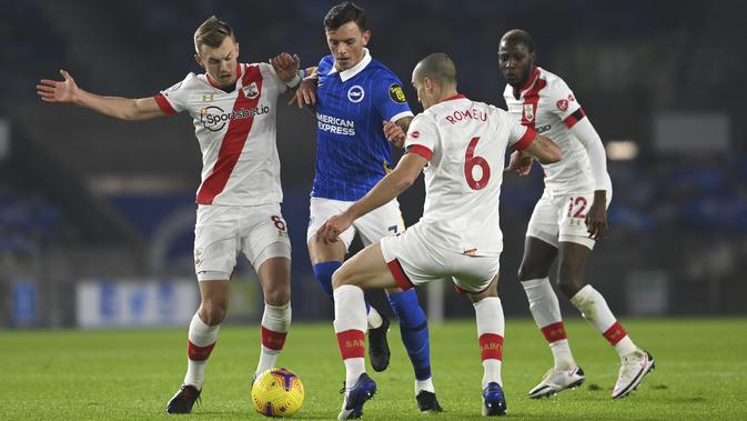 Bek Brighton & Hove Albion, Ben White (tengah) berusaha melewati dua pemain Southampton, Oriol Romeu dan Ben White pada pertandingan lanjutan Liga Inggris di Stadion Falmer, Brighton, Inggris, Selasa (8/12/2020). Southampton Menang Tipis atas Brighton 2-1. (Mike Hewitt / Pool Via AP)