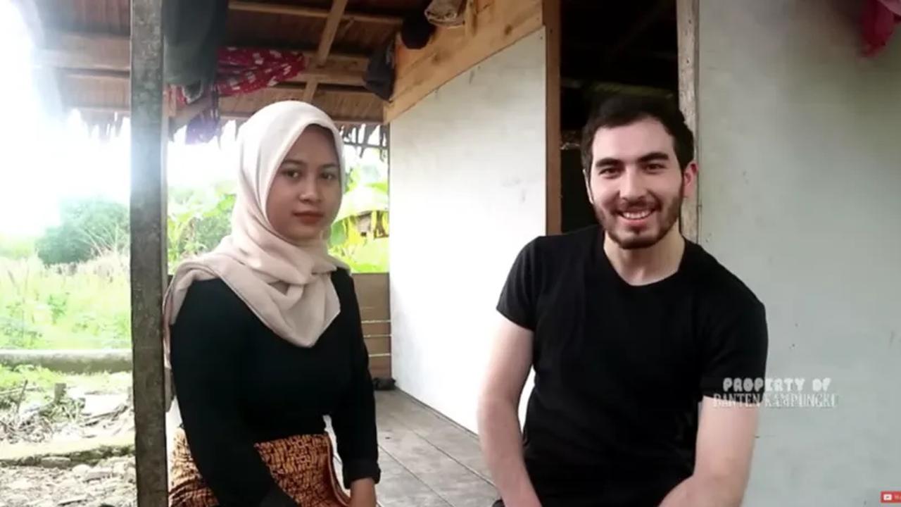 Volad akhirnya dipertemukan oleh gadis asal Banten. Gadis cantik itu mengaku jika dirinya sangat senang mendapatkan penggemar langsung dari Turki.<br>