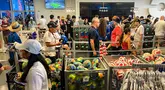 Ratusan suporter memadati FIFA Store di MetLife Stadium, East Rutherford, New Jersey, Amerika Serikat, untuk berburu merchandise resmi Piala Dunia 2026 menjelang laga fase grup Prancis melawan Senegal. Berbagai produk seperti bola resmi pertandingan, jersey, syal, hingga aksesori tim nasional menjadi incaran para penggemar dari berbagai negara. Antusiasme tinggi membuat area toko dipenuhi pengunjung yang rela mengantre demi mendapatkan suvenir resmi turnamen. (KLY Sports/Hery Kurniawan)