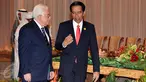 Presiden RI, Jokowi (kanan) berbincang dengan Presiden Palestina, Mahmoud Abbas sesaat sebelum acara foto bersama dengan peserta KTT Luar Biasa Organisasi Kerja sama Islam (OKI) di Jakarta Convention Center, Senin (7/3). (Liputan6.com/Faizal Fanani)