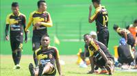 Titus Bonai dkk. menjalani latihan di Stadion Gajayana Malang, Kamis (1/10/2015) pagi WIB. Mereka sengaja datang ke Malang lebih awal untuk menghindari kabut asap. (Bola.com/Rishka Prasetya)