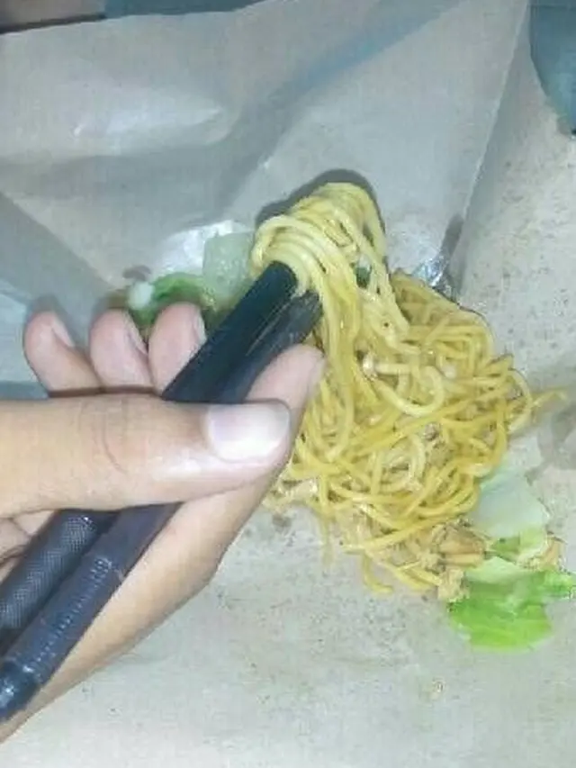 6 Potret Mi Instan Akhir Bulan Ini Nyeleneh Banget, Makanan Anak Kos