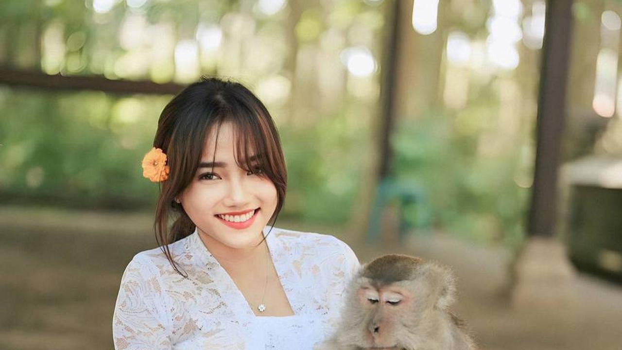 Mirip Mendiang Vanessa Angel, 8 Foto Cantik Fuji Pakai Kebaya Bali, Sukses Bikin Terpesona