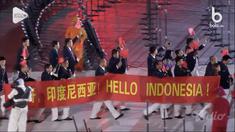 Kontingen China membawa spanduk bertuliskan Hello Indonesia saat parade di pembukaan Asian Para Games 2018.