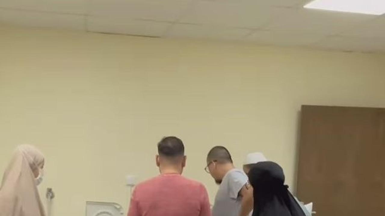 Tak hanya Fenita dan Arie Untung, rombongan jamaah yang lain pun sama-sama mencuci pakaian sendiri. Tak ada jabatan, semua turun jadi tukang cuci.