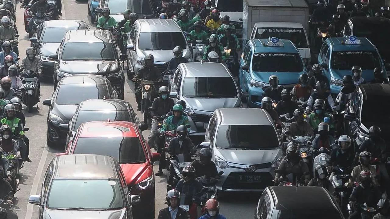 Adapun sanksi tilang untuk kendaraan roda dua yang tidak lolos uji emisi sebesar Rp250 ribu.