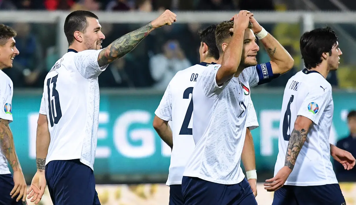 Bek Italia Alessio Romagnoli merayakan di sebelah pemain rekannya, Ciro Immobile setelah mencetak gol ke gawang Armenia pada laga penyisihan Grup J Kualifikasi Piala Eropa 2020 di Stadion Renzo Barbera, Palermo, Senin (18/11/2019). Italia berpesta gol dengan skor telak 9-1. (Andreas SOLARO/AFP)