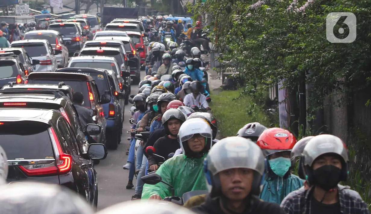 <p>Kepadatan kendaraan wisatawan di Jalan Raya Puncak, Cisarua, Kabupaten Bogor, Jawa Barat, Kamis (5/5/2022). Kapolres Bogor AKBP Iman Imanuddin mengatakan kepadatan arus kendaraan dari arah Jakarta atau Bogor dan juga dari arah Cianjur ke kawasan Puncak masih akan terjadi hingga akhir pekan nanti. (Liputan6.com/Herman Zakharia)</p>