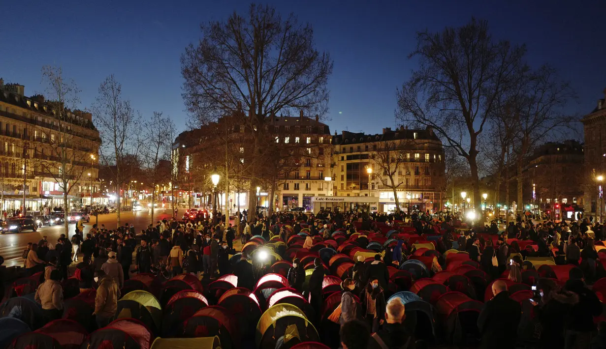 Tenda-tenda yang didirikan para migran di Republic square, pusat kota Paris, pada Kamis (25/3/2021). Hampir 400 tenda didirikan di alun-aun tersebut untuk menarik perhatian atas kondisi kehidupan mereka dan menuntut akomodasi. (AP Photo/Rafael Yaghobzadeh)