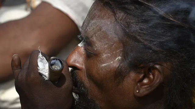 Ritual Menghisap Ganja Jelang  Festival Maha Shivaratri