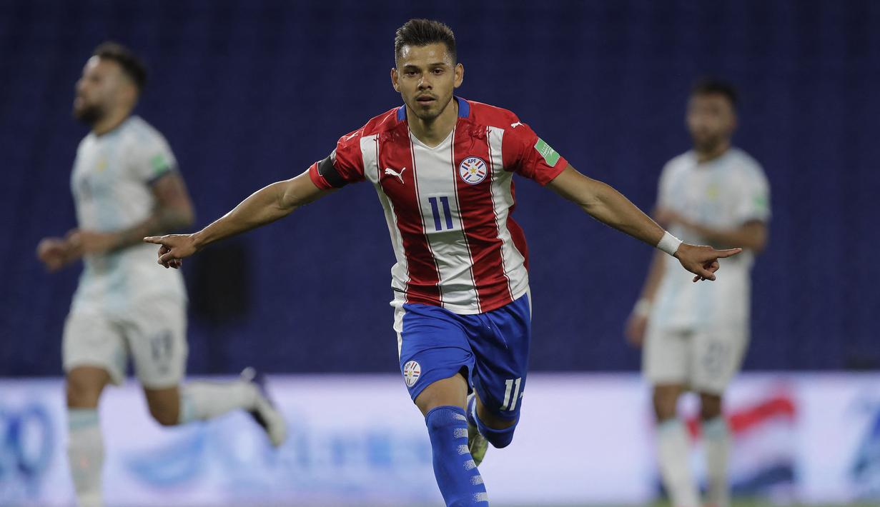 Paraguay tampil mengejutkan di grup neraka (grup A) Copa America 2021. Penampilan ini tak lepas dari penyerang andalan mereka Angel Romero yang saat ini telah mebukukan dua gol dan mengantarkan Paraguay di poisi kedua klasemen sementara. (Foto: AFP/Pool/juan Ignacio Roncoroni)