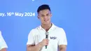 Lifter Indonesia yang lolos ke Olimpiade Paris 2024 dan terpilih menjadi bagian Tim Visa, Rizki Juniansyah berbicara saat acara konferensi pers di The Residence OnFive, Grand Hyatt, Jakarta, Kamis (16/5/2024). (Bola.com/Syahkist Afi)