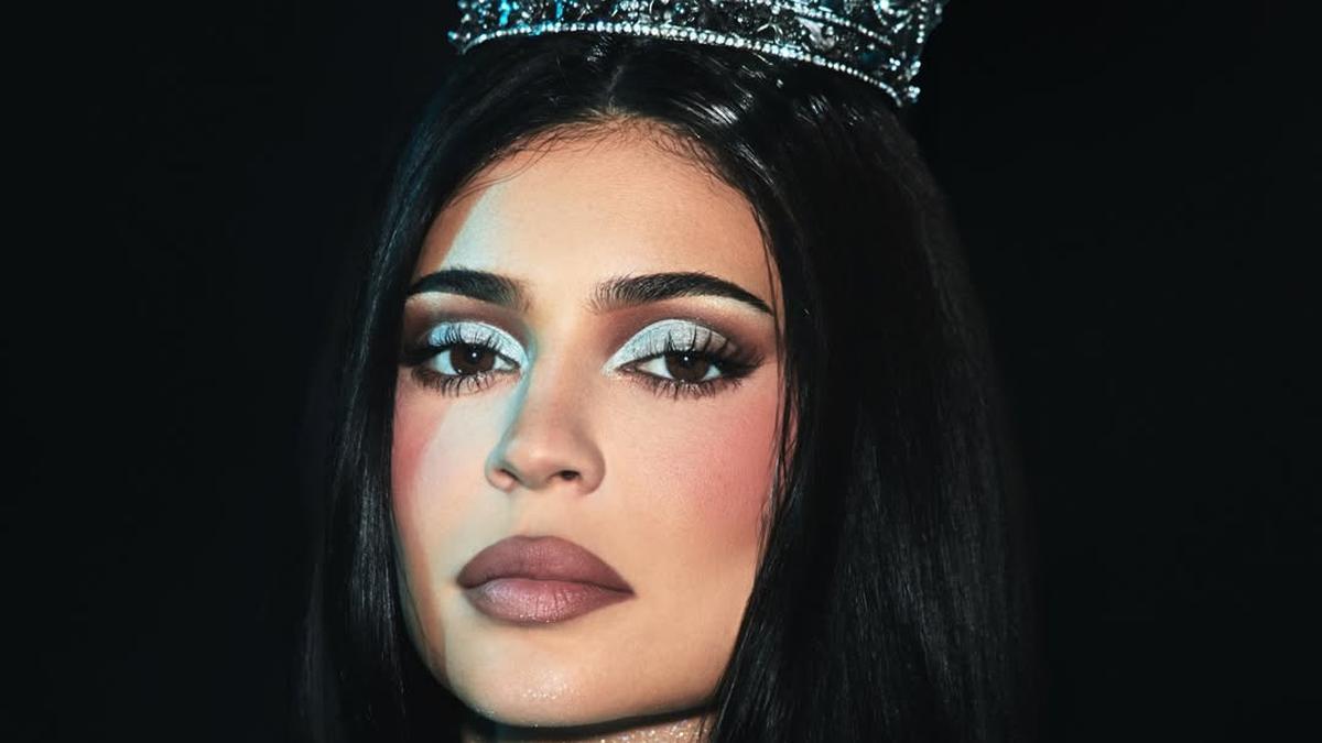 King Kylie is Back, Kylie Jenner Tampil Fearless Glam dengan Mahkota Rancangan Desainer Indonesia