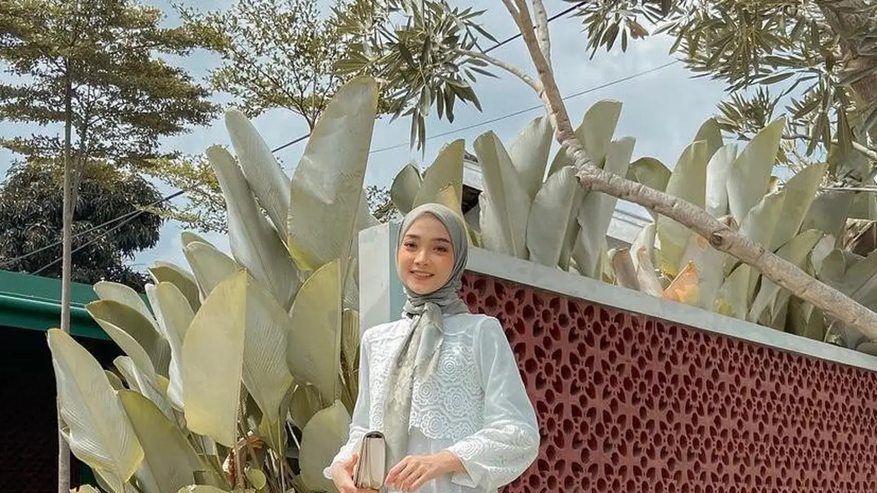 10 Ide Model Baju Gamis Lebaran yang Kekinian ala Seleb, Dinda Hauw hingga Tya Ariestya
