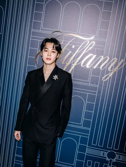 Anggota BTS, Jimin, tampil berkelas dengan setelan jas serba hitam, lengkap dengan bros berlian yang mengesankan. [Twitter/21metgala].