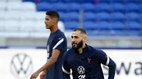 Pemain depan timnas Prancis, Karim Benzema mengambil bagian dalam sesi latihan di Stadion Groupama di Decines-Charpieu dekat Lyon, Senin (6/9/2021). Prancis akan berhadapan dengan Finlandia dalam lanjutan Kualifikasi Piala Dunia 2022 zona Eropa Grup D, Rabu (8/9) dinihari. (FRANCK FIFE / AFP)