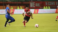 Pemain Madura United, Emmenuel Oti Essigba. (Bola.com/Permana Kusumadijaya)