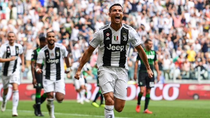 Cristiano Ronaldo berhasil mencetak dua gol saat Juventus menang 2-1 atas Sassuolo pada laga pekan keempat Serie A di Allianz Stadium, Minggu (16/9/2018) malam WIB. (AFP/Miguel Medina)