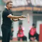 Pelatih Persija Jakarta, Thomas Doll saat melawan Rans Nusantara FC pada laga persahabatan antara Persija Jakarta menghadapi Rans Nusantara FC di Stadion Wibawa Mukti, Cikarang, Sabtu (16/7/2022). (Bola.com/M Iqbal Ichsan)