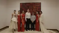 Dubes Australia Paul Grigson beserta desainer dan model dalam Mini Runway Show yang digelar di kediamannya (23/10/2017) (Liputan6.com/Citra Dewi)